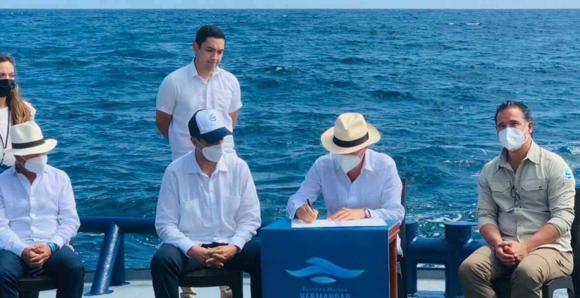 President Lasso signs the Executive Decree to expand the Galapagos Marine Reserve